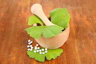 ginkgo leaves and pills and mortar and pestle
